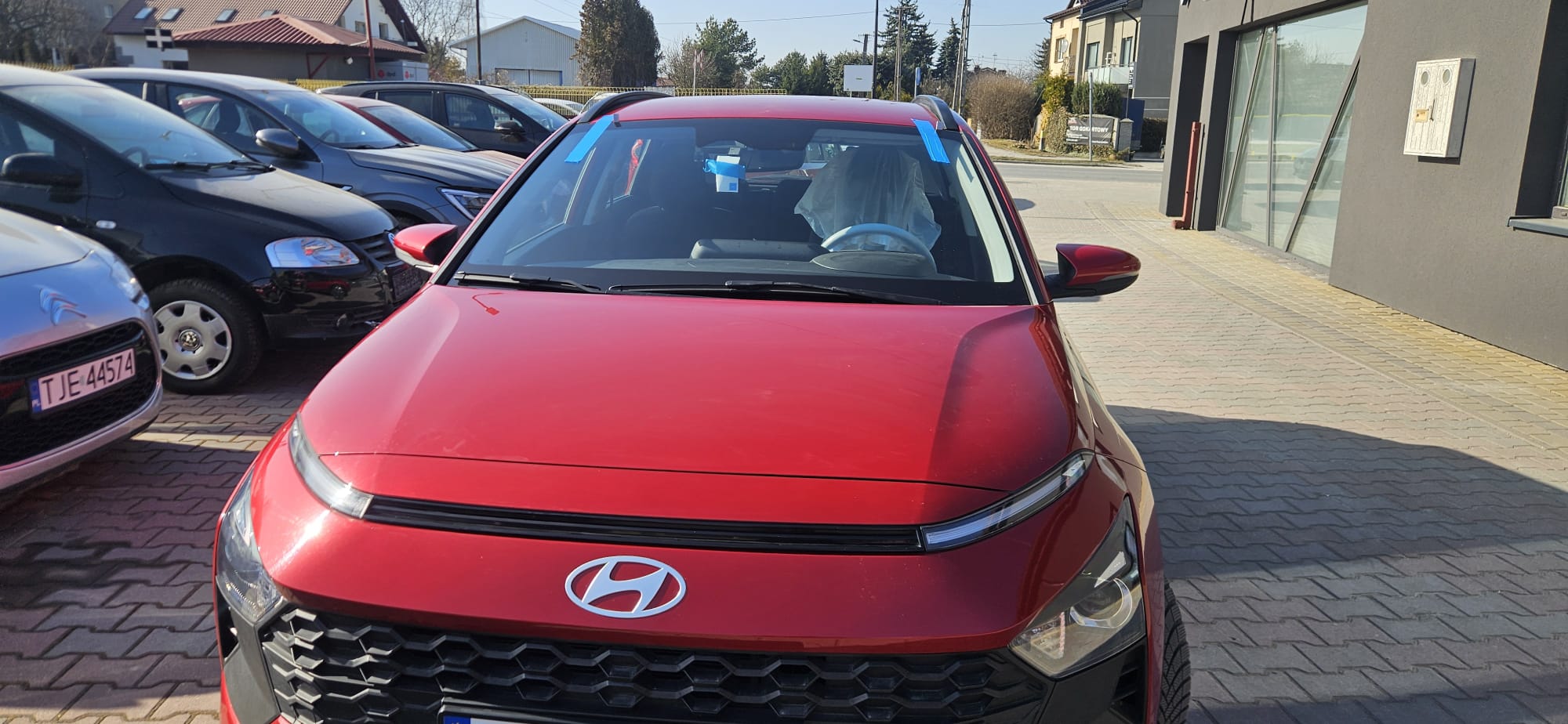 Czerwony Hyundai Bayon po montażu przedniej szyby w warsztacie w Jędrzejowie
