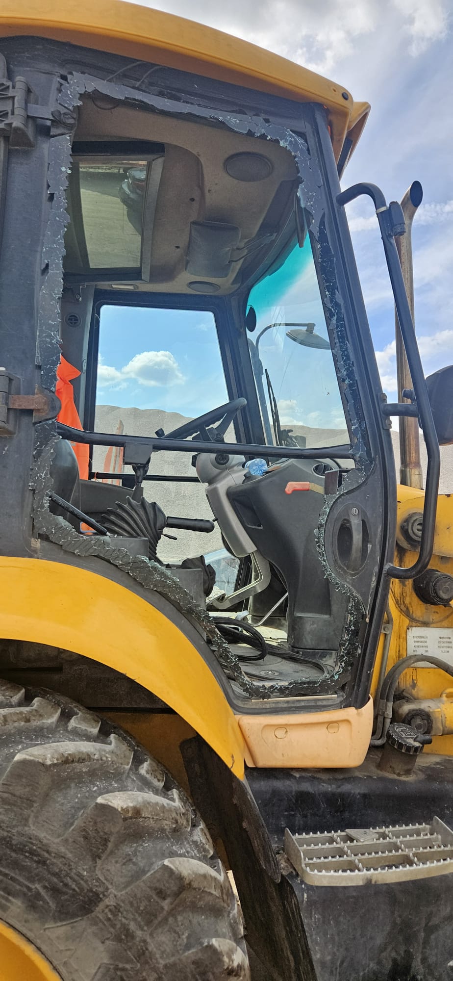 Komatsu w Chmielniku przed montażem szyby prawych drzwi