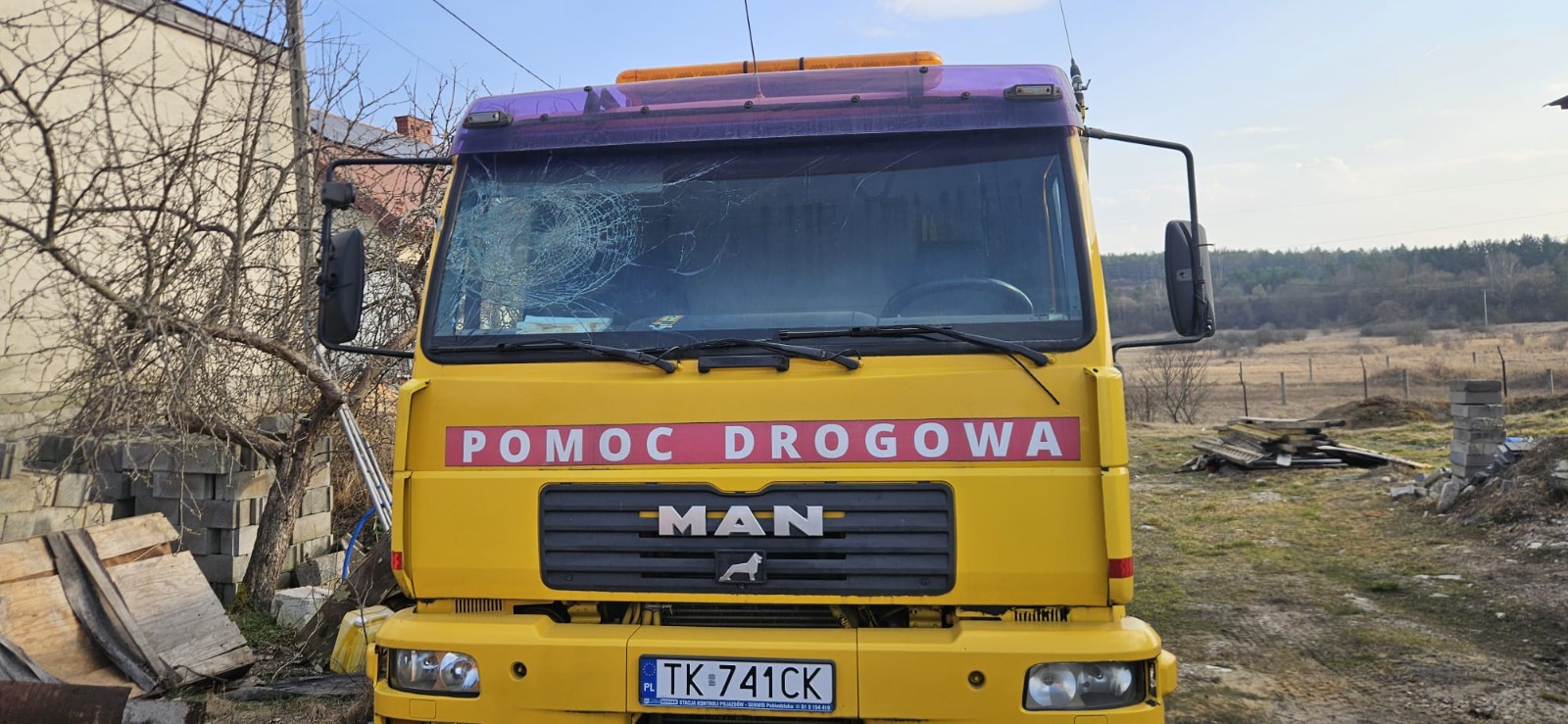 Samochód pomocy drogowej MAN z uszkodzoną szybą