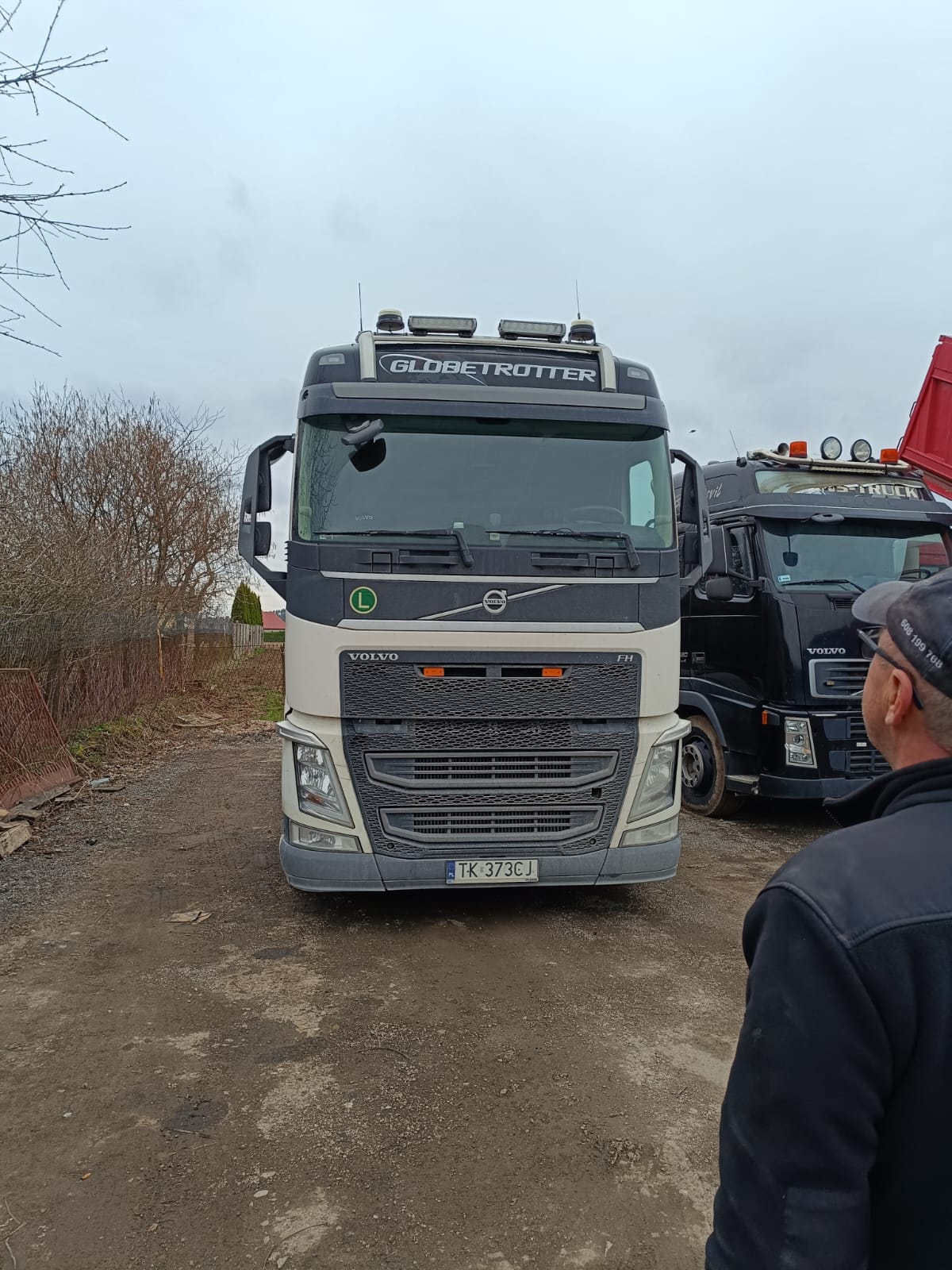 Volvo FH podczas montażu szyby na bazie firmy transportowej w Kielcach