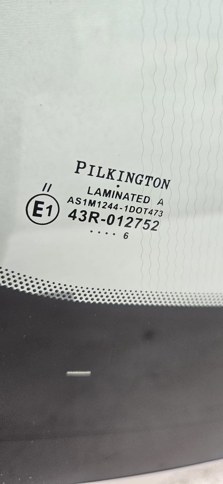 Oznaczenie producenta Pilkington i homologacji ECE R43 na szybie samochodowej