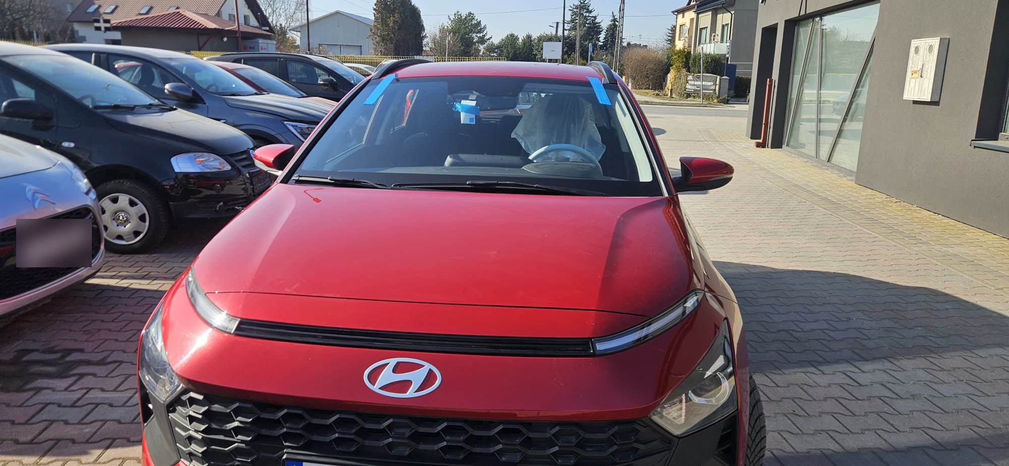 Czerwony Hyundai Bayon po montażu przedniej szyby w warsztacie w Jędrzejowie