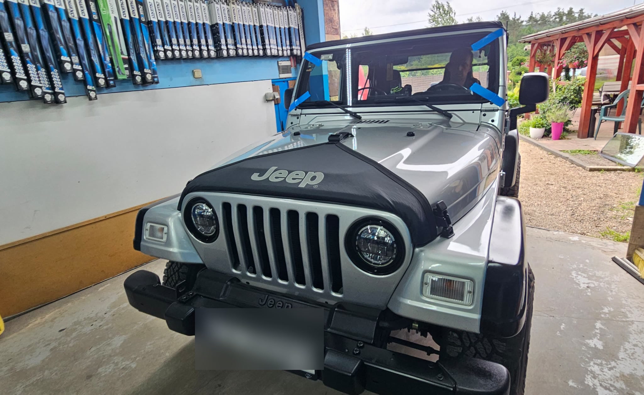 Jeep po obsłudze szyby w warsztacie OMI w Chęcinach